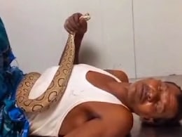 Video : ओ भाई! सांप ने डंसा तो उसका मुंह पकड़े-पकड़े पहुंच गया अस्पताल, स्ट्रेचर पर लेटकर भी नहीं छोड़ा Video : ओ भाई! सांप ने डंसा तो उसका मुंह पकड़े-पकड़े पहुंच गया अस्पताल, स्ट्रेचर पर लेटकर भी नहीं छोड़ा
