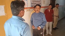 धौलपुर: अस्पताल में ड्यूटी से गायब डॉक्टर, गंदगी का लगा अंबार; अव्यवस्था देख भड़के प्रभारी सचिव