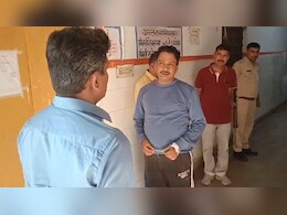 धौलपुर: अस्पताल में ड्यूटी से गायब डॉक्टर, गंदगी का लगा अंबार; अव्यवस्था देख भड़के प्रभारी सचिव