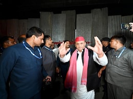 लखनऊ का जेपी सेंटर सील, आधी रात पहुंचे अखिलेश, पिछले साल दीवार फांद दी थी जयप्रकाश नारायण को श्रद्धांजलि