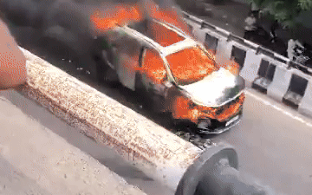 Video:जयपुर की सड़क पर बिना ड्राइवर दौड़ी Burning Car, सड़कर पर चीखते- चिल्लाते दिखे लोग