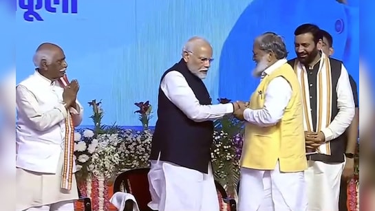 पीएम नरेंद्र मोदी से कितनी गर्मजोशी से मिले हरियाणा के मंत्री अनिल विज, देखें वीडियो