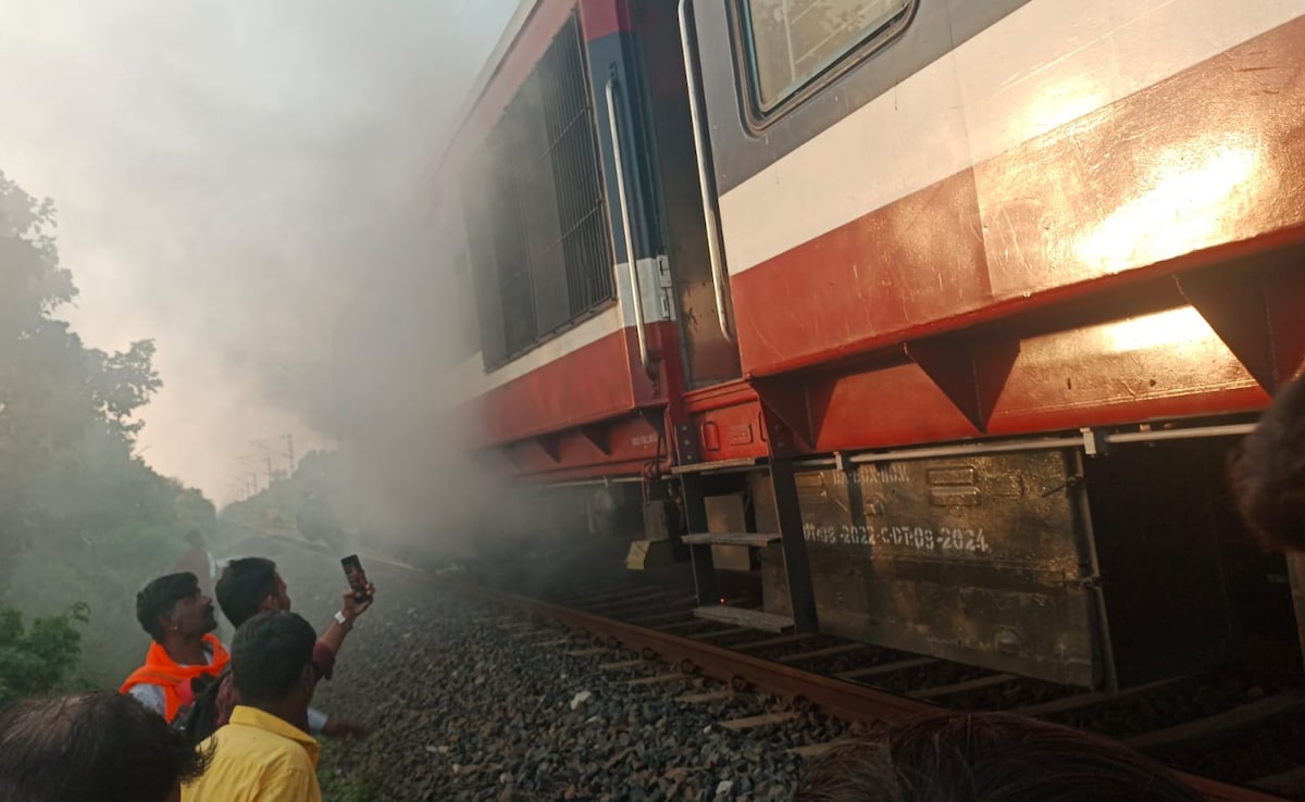 Fire Train Injan मध्यप्रदेश में चलती ट्रेन में लगी आग, कई यात्रियों ने ट्रेन से कूदकर ...