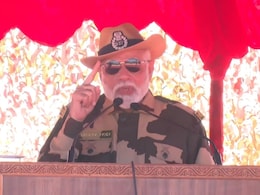 "आप दहाड़ते हैं, तो कांप जाते हैं आतंक के आका..." : जब कच्छ में सैनिकों के साथ दीवाली मनाते हुए गरजे PM मोदी "आप दहाड़ते हैं, तो कांप जाते हैं आतंक के आका..." : जब कच्छ में सैनिकों के साथ दीवाली मनाते हुए गरजे PM मोदी
