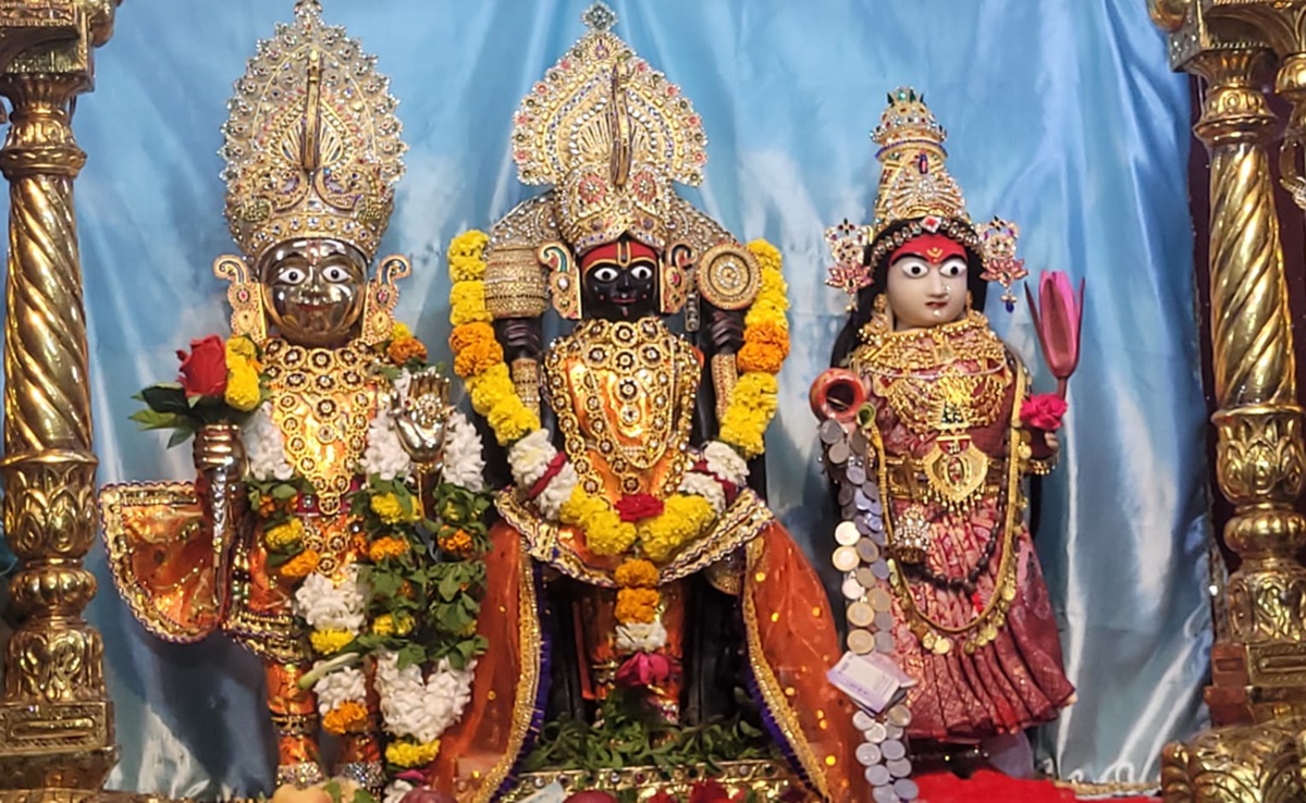 Dhanteras Puja: इस मंदिर में साल में एक बार होते हैं लक्ष्मी मां के कुमकुम से भरे चरणों के दर्शन