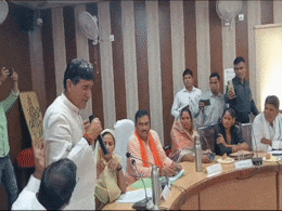 'भरी मीटिंग में बेइज्जत किया' सांसद संजना जाटव और कठूमर विधायक में तीखी बहस 'भरी मीटिंग में बेइज्जत किया' सांसद संजना जाटव और कठूमर विधायक में तीखी बहस