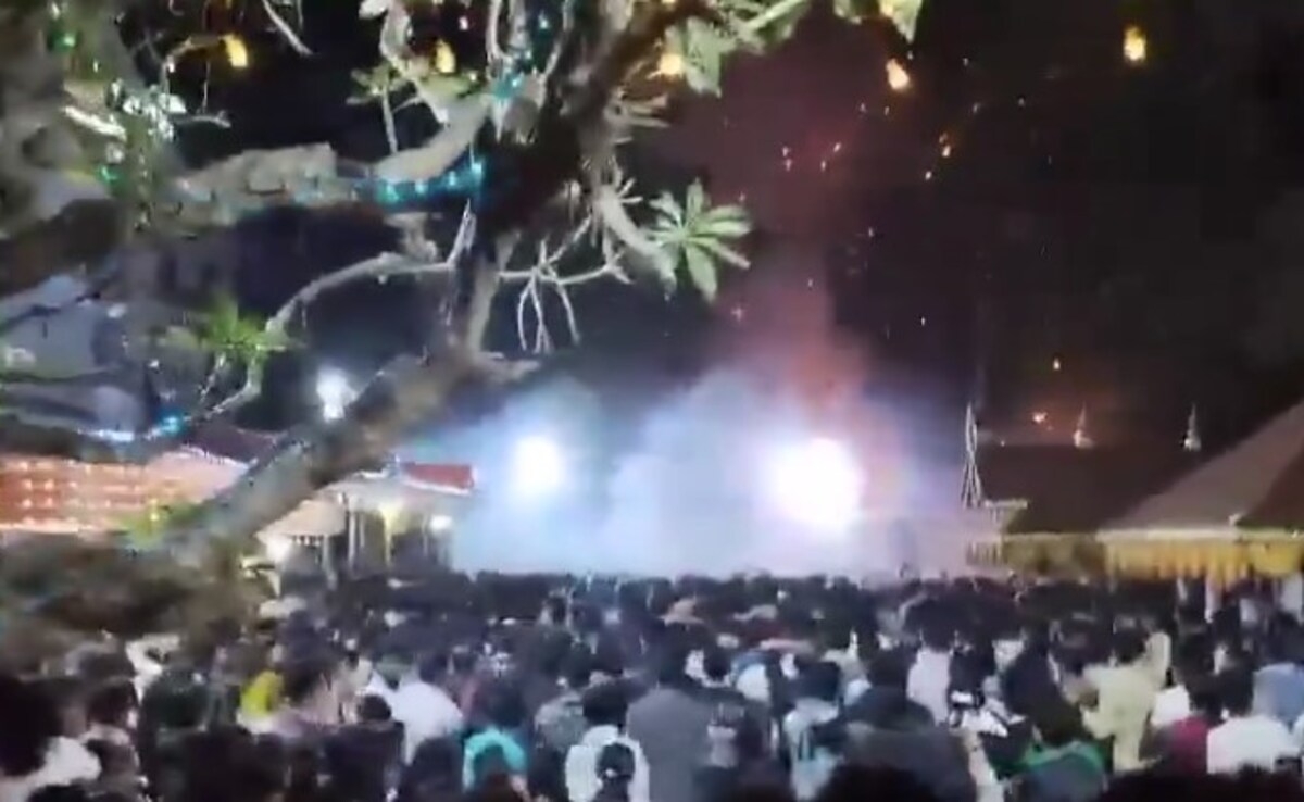 दीवाली से पहले ही केरल के मंदिर में धू-धू कर हो रही थी आतिशबाजी, 154 ...