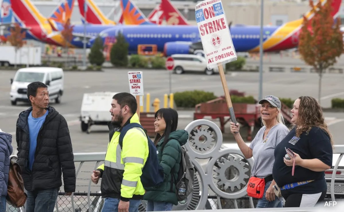 35 Pay Raise, 7,000 Signing Bonus Boeing's Deal With Protesting Workers