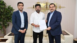 गौतम अदाणी यांनी तेलंगणातील विद्यापीठाला  दिली 100 कोटींची देणगी, CM ना सोपवला चेक