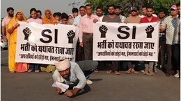 Rajasthan: SI भर्ती रद्द न करने की मांग, जयपुर की सड़कों पर रेंगकर मोती डूंगरी मंदिर पहुंचे प्रदर्शनकारी