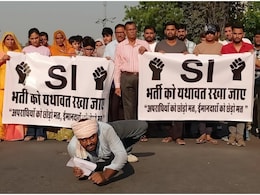 Rajasthan: SI भर्ती रद्द न करने की मांग, जयपुर की सड़कों पर रेंगकर मोती डूंगरी मंदिर पहुंचे प्रदर्शनकारी Rajasthan: SI भर्ती रद्द न करने की मांग, जयपुर की सड़कों पर रेंगकर मोती डूंगरी मंदिर पहुंचे प्रदर्शनकारी