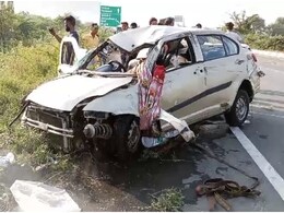 राजस्थान के सिरोही में भीषण सड़क हादसा, डिवाइडर पार करके नाले में जा गिरी कार; 5 लोगों की मौत, 1 महिला घायल