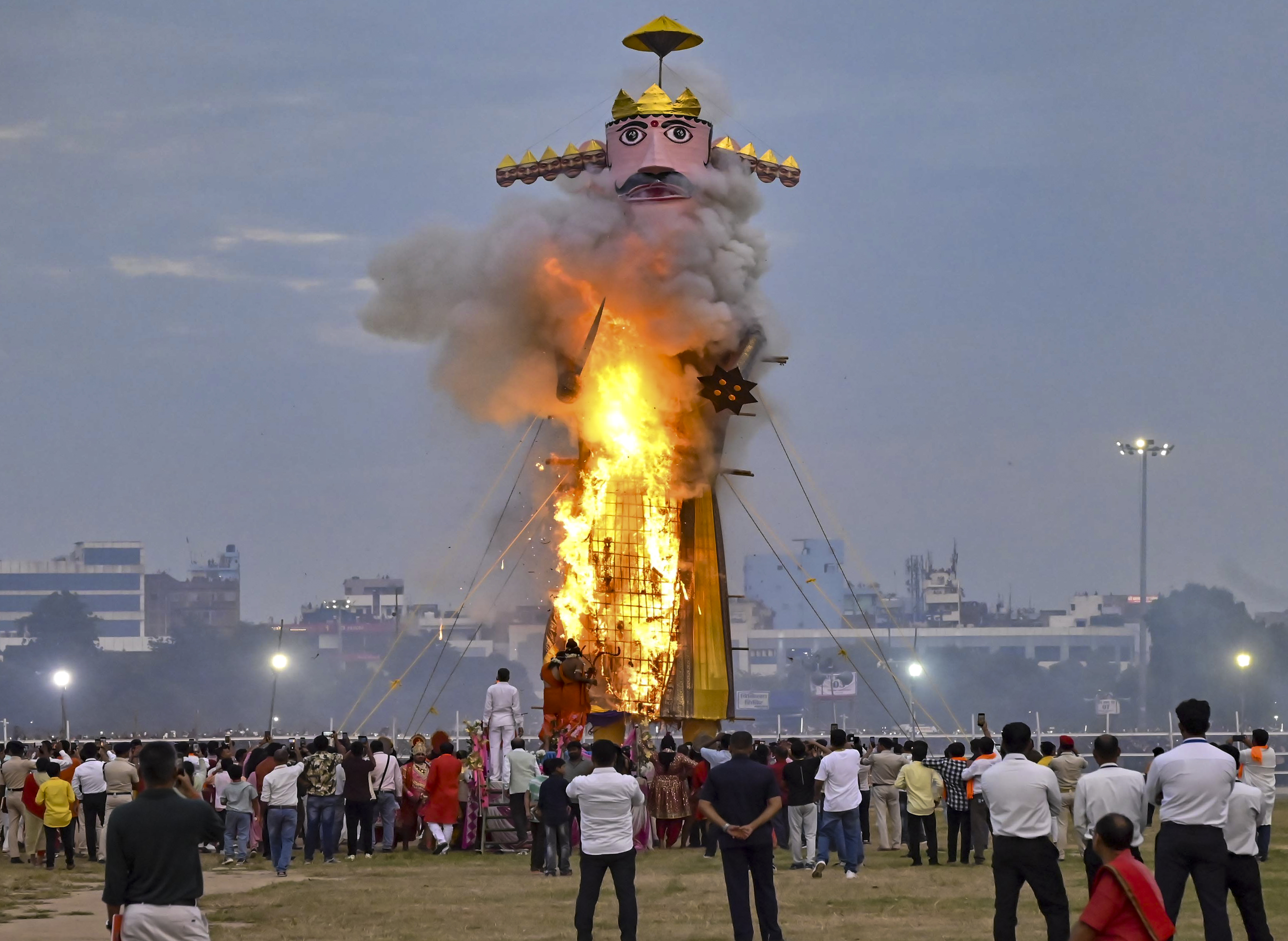 Dussehra 2025: भोपाल में दशहरे की धूम; विजयादशमी पर यहां होगा MP का सबसे बड़ा रावण दहन