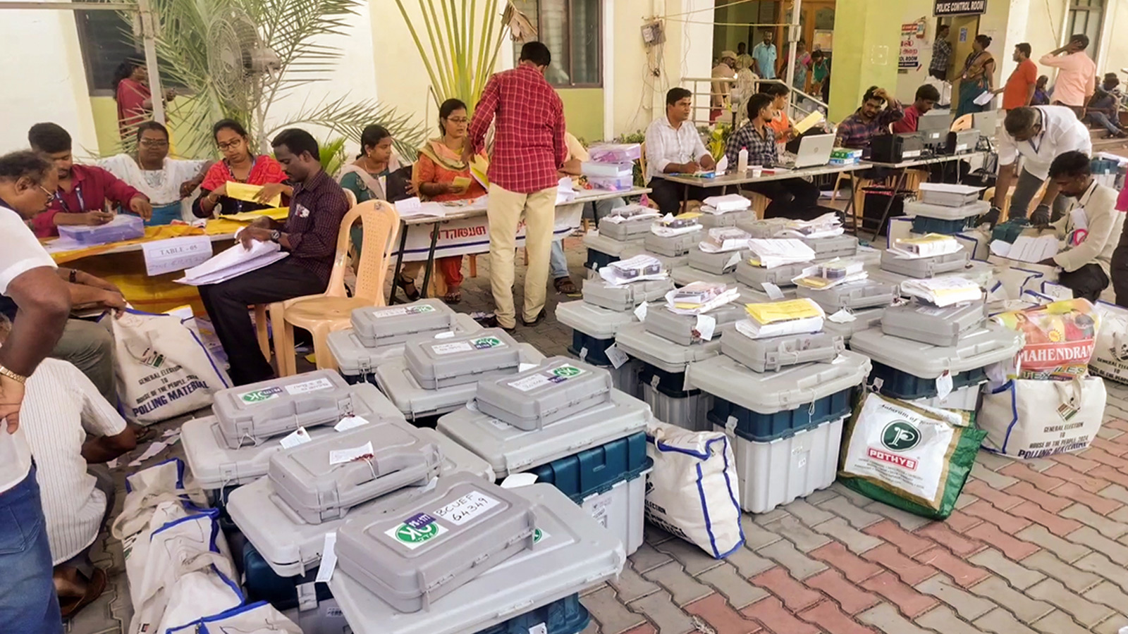 "They Use Single Use Battery, Like A Calculator": Top Poll Officer Amid Row Over EVM Battery Strength, Results