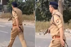 बहराइच में दंगाइयों से निपटने के लिए सड़क पर बंदूक लेकर उतरे एडीजी लॉ एंड ऑर्डर अमिताभ यश बहराइच में दंगाइयों से निपटने के लिए सड़क पर बंदूक लेकर उतरे एडीजी लॉ एंड ऑर्डर अमिताभ यश