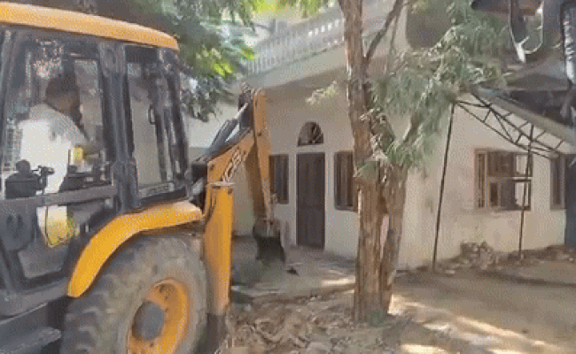 Bulldozer Action: RSS के 10 कार्यकर्ताओं को चाकू घोंपने वाले के घर पर चला बुलडोजर, &nbsp;मंदिर में किया था अवैध कब्जा&nbsp;