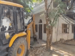 Bulldozer Action: RSS के 10 कार्यकर्ताओं को चाकू घोंपने वाले के घर पर चला बुलडोजर,  मंदिर में किया था अवैध कब्जा  Bulldozer Action: RSS के 10 कार्यकर्ताओं को चाकू घोंपने वाले के घर पर चला बुलडोजर,  मंदिर में किया था अवैध कब्जा