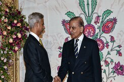 Decade Of No Dialogue, Then A 20-Second Greeting, India, Pak De-Hyphenated Decade Of No Dialogue, Then A 20-Second Greeting, India, Pak De-Hyphenated