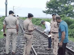 यूपी: संतकबीरनगर में रेलवे ट्रैक पर मिली साइकिल, ड्राइवर ने इमरजेंसी ब्रेक लगाकर टाला हादसा यूपी: संतकबीरनगर में रेलवे ट्रैक पर मिली साइकिल, ड्राइवर ने इमरजेंसी ब्रेक लगाकर टाला हादसा
