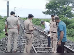 बिहार के पूर्णिया में ट्रेन को डिरेल करने की कोशिश, ट्रैक पर मिला सरिया; ऐसे टला हादसा बिहार के पूर्णिया में ट्रेन को डिरेल करने की कोशिश, ट्रैक पर मिला सरिया; ऐसे टला हादसा