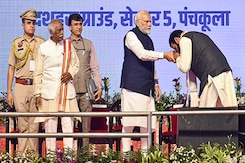 शपथ के बाद CM सैनी ने माथे से लगाया PM Modi का हाथ शपथ के बाद CM सैनी ने माथे से लगाया PM Modi का हाथ