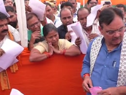 भरतपुर में CM भजनलाल ने बुजुर्ग की समस्या सुन अधिकारी को लगाई फटकार, कहा- थोड़ी संवेदना रखो