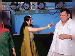 दुल्हन ने मेहंदी फंक्शन में किया ऐसा डांस, देख पापा को आ गई शर्म, जाने लगे छोड़ कर स्टेज फिर बेटी ने जो किया...देखें VIDEO दुल्हन ने मेहंदी फंक्शन में किया ऐसा डांस, देख पापा को आ गई शर्म, जाने लगे छोड़ कर स्टेज फिर बेटी ने जो किया...देखें VIDEO