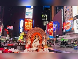 न्यूयॉर्क के टाइम्स स्क्वायर पर दिखी दुर्गा पूजा धूम, भक्ति में झूमते दिखे लोग, वीडियो हुआ वायरल न्यूयॉर्क के टाइम्स स्क्वायर पर दिखी दुर्गा पूजा धूम, भक्ति में झूमते दिखे लोग, वीडियो हुआ वायरल