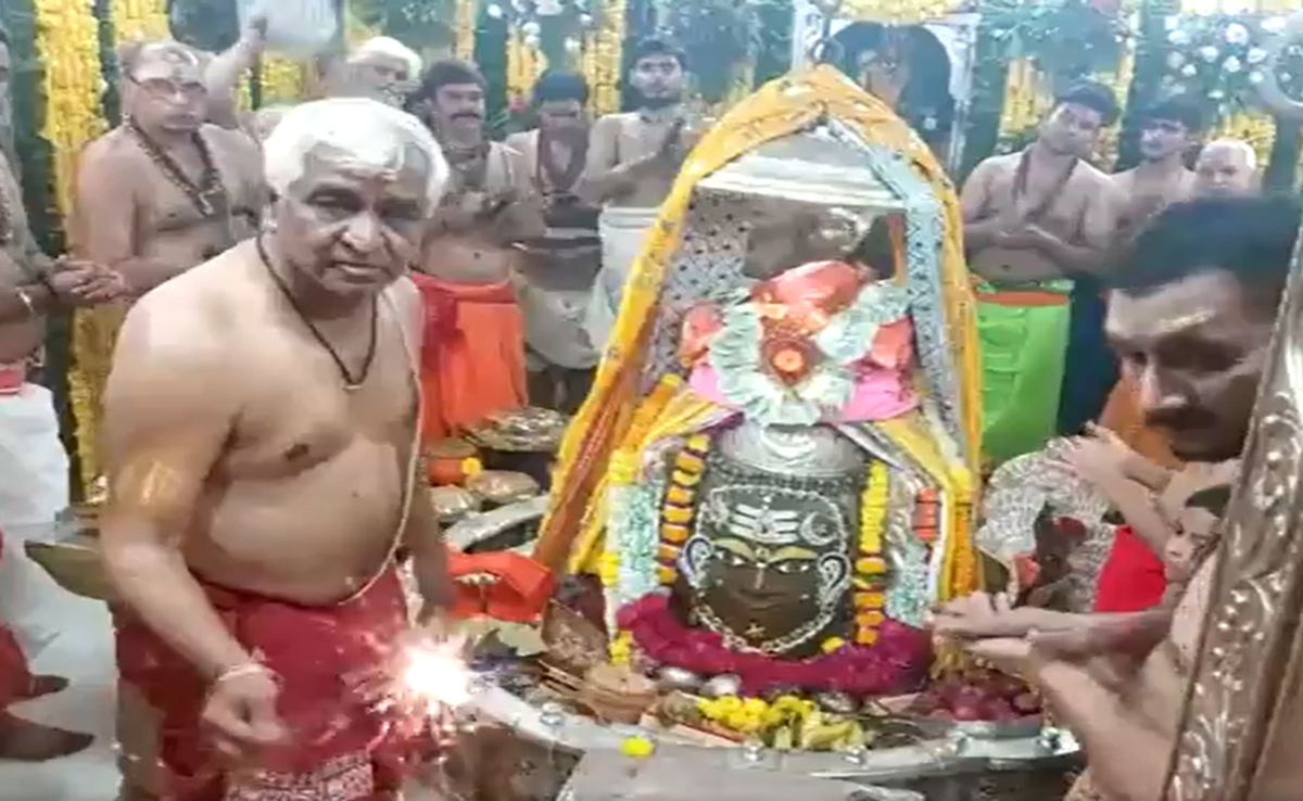 Mahakal Mandir Ujjain: भस्म आरती के दौरान बाबा महाकाल के सामने जलाई फुलझड़ी, ऐसी है दिवाली की धूम