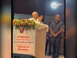 DGP के सामने हाथ जोड़कर खड़े हो गए बिहार के CM नीतीश कुमार, पूछा- करिएगा कि नहीं करिएगा