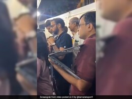 दुर्गा पूजा पंडाल में भीड़ के बीच लैपटॉप पर मीटिंग करता दिखा शख्स, Video देख भड़के लोग, बोले- नहीं चाहिए ऐसी संस्कृति दुर्गा पूजा पंडाल में भीड़ के बीच लैपटॉप पर मीटिंग करता दिखा शख्स, Video देख भड़के लोग, बोले- नहीं चाहिए ऐसी संस्कृति