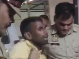 यूपी ;  8 साल की बच्ची के रेप मर्डर केस का आरोपी पुलिस मुठभेड़ में घायल, पैर में लगी गोली यूपी ;  8 साल की बच्ची के रेप मर्डर केस का आरोपी पुलिस मुठभेड़ में घायल, पैर में लगी गोली