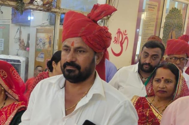 मंदिर में लगी लंबी कतार मंदिर में लगी लंबी कतार