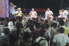 Elections Carnival: Live Show के दौरान कार्यकर्ताओं ने कर दिया जमकर हंगामा Elections Carnival: Live Show के दौरान कार्यकर्ताओं ने कर दिया जमकर हंगामा