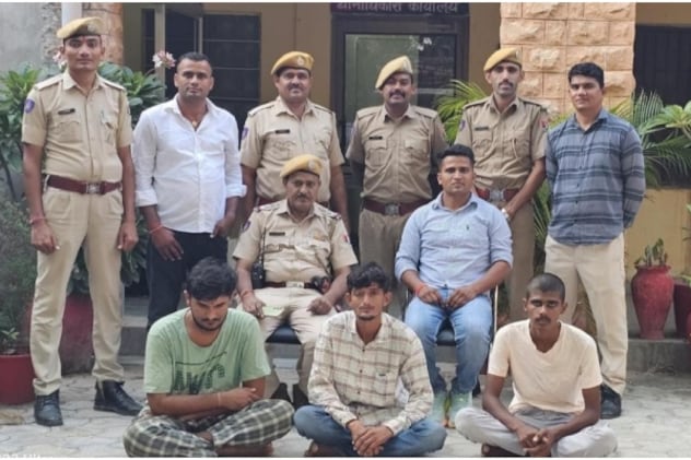नाबालिग से बैग छीनने वाले 3 आरोपियों को पुलिस ने पकड़ा. नाबालिग से बैग छीनने वाले 3 आरोपियों को पुलिस ने पकड़ा.