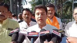 Gwalior: एक दिन के प्रवास पर ग्वालियर पहुंचे सिंधिया, कहा-कश्मीर में प्रजातंत्र स्थापित करने में PM Modi की अहम भूमिका