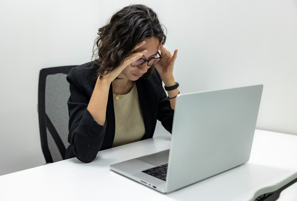 An everyday desk habit could be hurting your brain and needs to be rectified