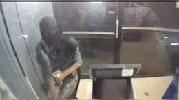लड़की के कपड़े पहनकर ATM तोड़ने पहुंचे चोर, CCTV फुटेज देख पुलिस ने दबोचा