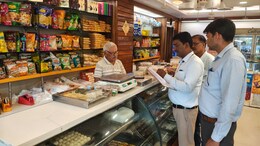 दिवाली से पहले खाद्य विभाग की ताबड़तोड़ कार्रवाई, रेस्टोरेंट में मिले कॉकरोच, लाइसेंस रद्द
