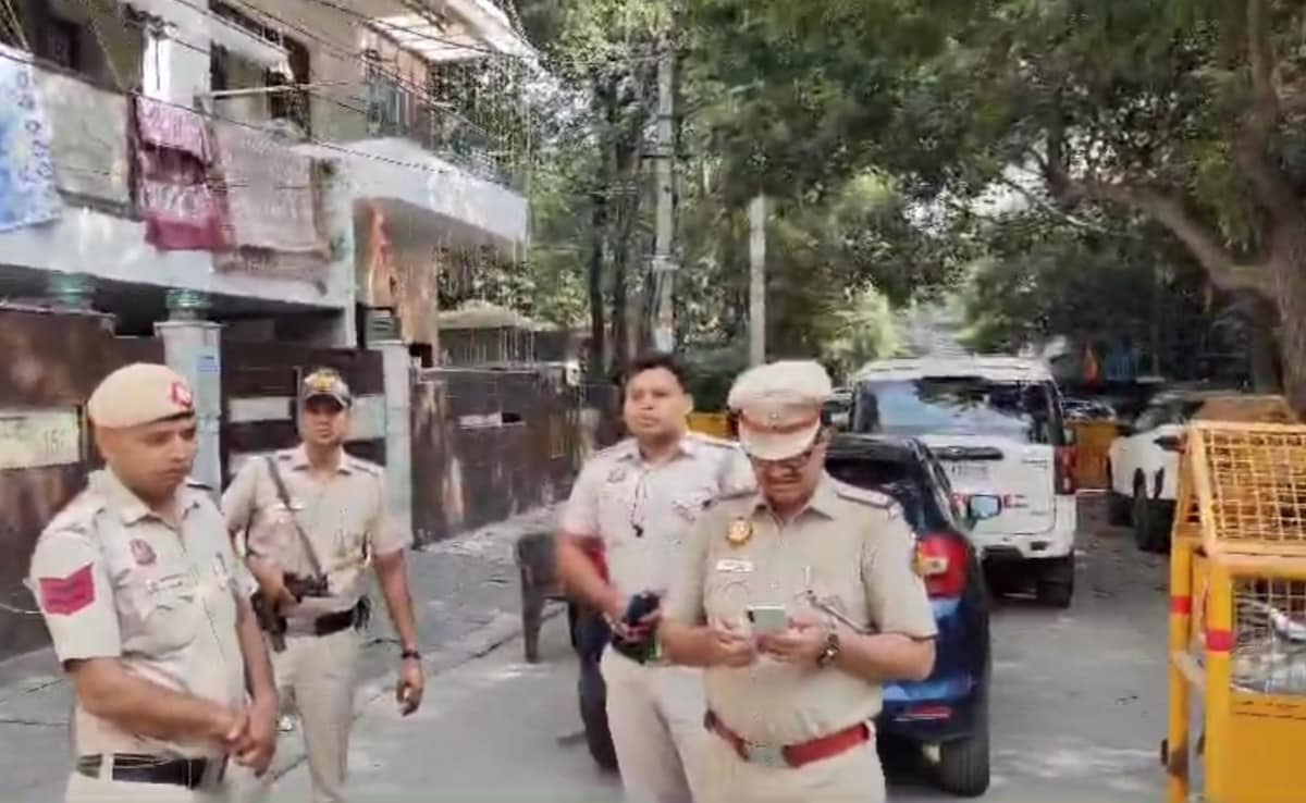 Bishnoi Gang’s Rival Fires At Delhi Businessman’s House, Leaves A Note