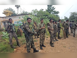 धर्मांतरण को लेकर दंतेवाड़ा में बवाल, मारपीट के बाद श्यामगिरि गांव छावनी में तब्दील धर्मांतरण को लेकर दंतेवाड़ा में बवाल, मारपीट के बाद श्यामगिरि गांव छावनी में तब्दील