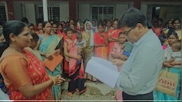 CG News: &lsquo;घर दो सरकार...&rsquo;, कलेक्ट्रेट के बाहर महिलाओं का धरना, PM आवास को लेकर दे दी चेतावनी