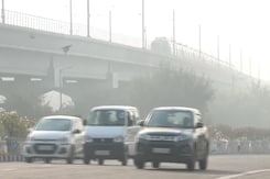 Delhi Air Quality Worsens To 'Very Poor', People Say It "Feels Suffocating" Delhi Air Quality Worsens To 'Very Poor', People Say It "Feels Suffocating"