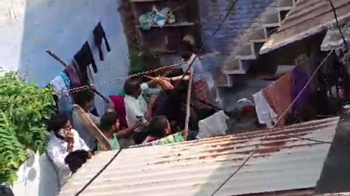 Gwalior Crime तीन साल का मासूम चढ़ा दीवार पर, तो आपस में भीड़ गए