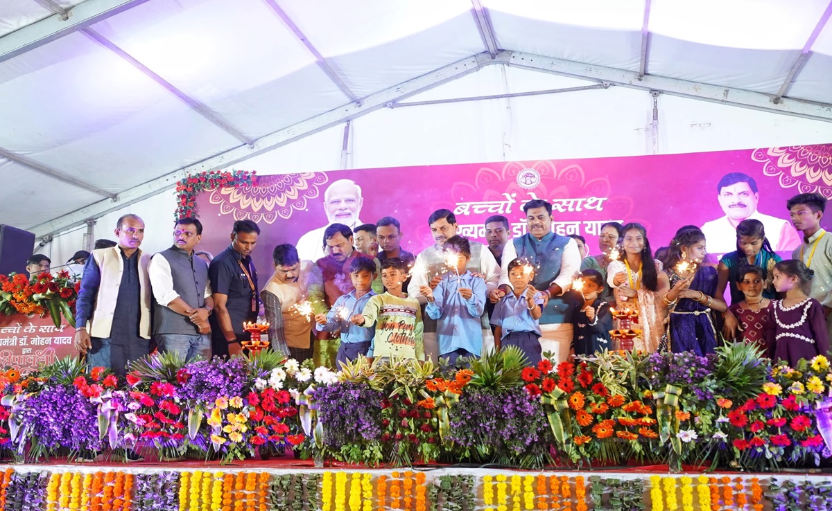 Diwali 2024: बच्चों और सफाईकर्मियों के बीच CM मोहन ने मनायी दीपावली, रंगोली बनाकर बांटी खुशियां