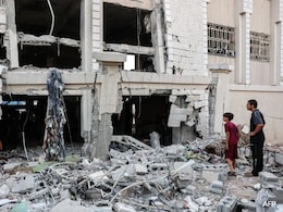 इजरायल ने गाजा में शरणार्थी शिवर पर किया हमला, 27 की मौत, कई घायल इजरायल ने गाजा में शरणार्थी शिवर पर किया हमला, 27 की मौत, कई घायल