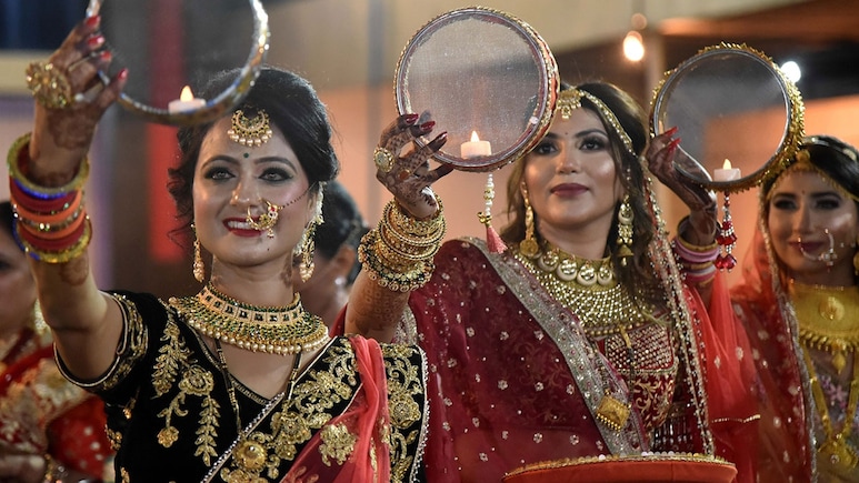 Karwa Chauth 2025: 9 या 10 अक्टूबर कब है करवा चौथ? जानें इस दिन बनाएं जाने वाले व्यंजन, शुभ मुहूर्त और चंद्रोदय का समय
