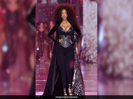 19 Years Later, Tyra Banks Makes A Runway Comeback In Sparkling Black For Victoria's Secret 2024 Fashion Show 19 Years Later, Tyra Banks Makes A Runway Comeback In Sparkling Black For Victoria's Secret 2024 Fashion Show