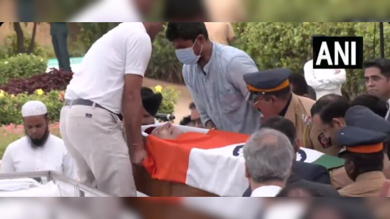 मुंबई के NCPA ग्राउंड में रखा गया रतन टाटा का पार्थिव शरीर, आम लोग कर रहे अंतिम दर्शन