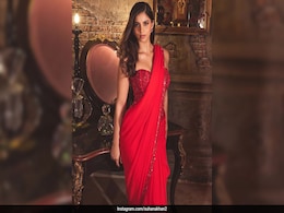 Suhana Khan Gave Quintessential Bollywood Heroine Vibes In Her Red Manish Malhotra Chiffon <i>Saree</i> Suhana Khan Gave Quintessential Bollywood Heroine Vibes In Her Red Manish Malhotra Chiffon <i>Saree</i>